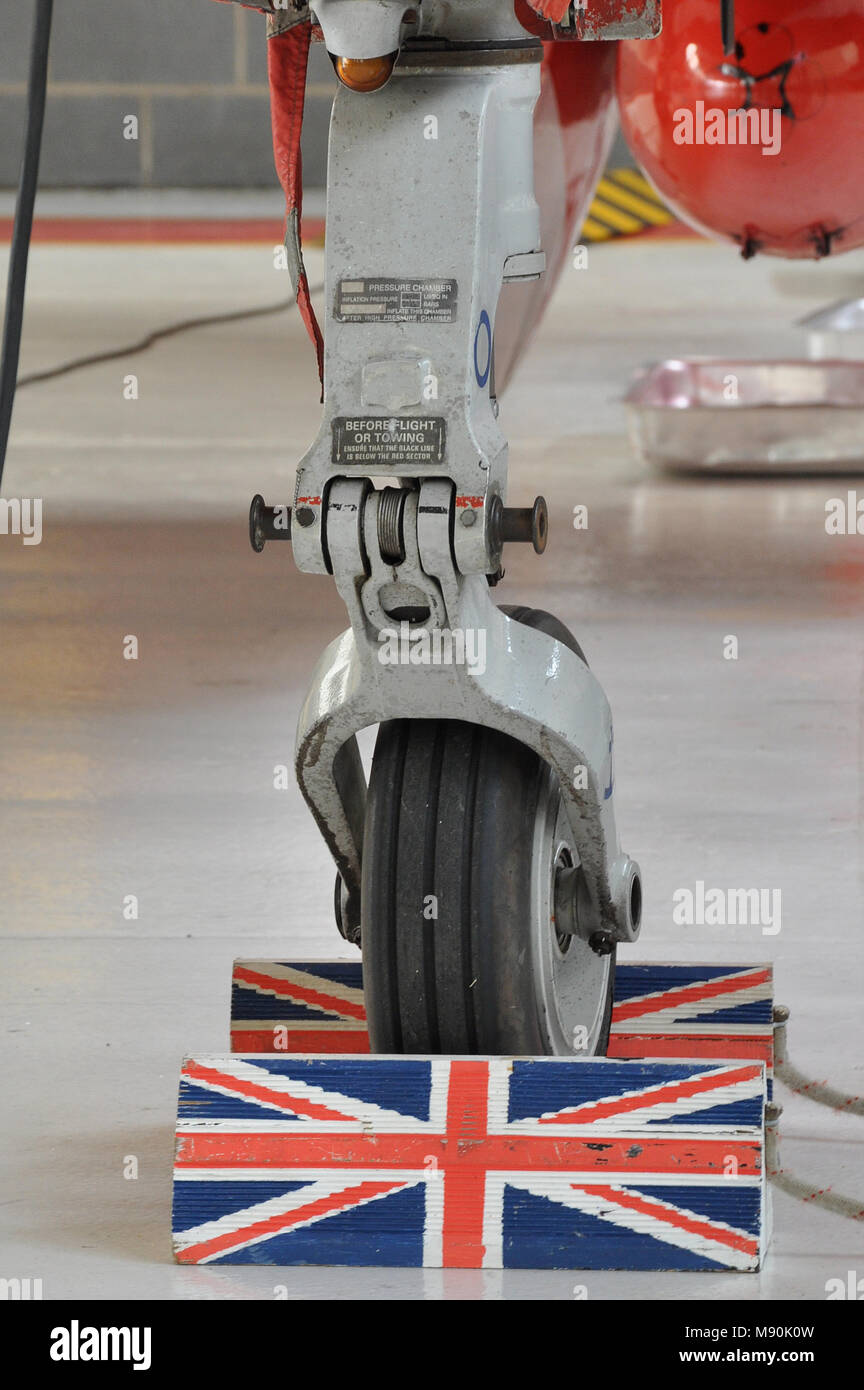 Royal Air Force Red Arrows BAe Hawk T1 aereo a RAF Scampton con cunei d'arresto union Jack flag. Naso gamba. Carro. Ruota Foto Stock