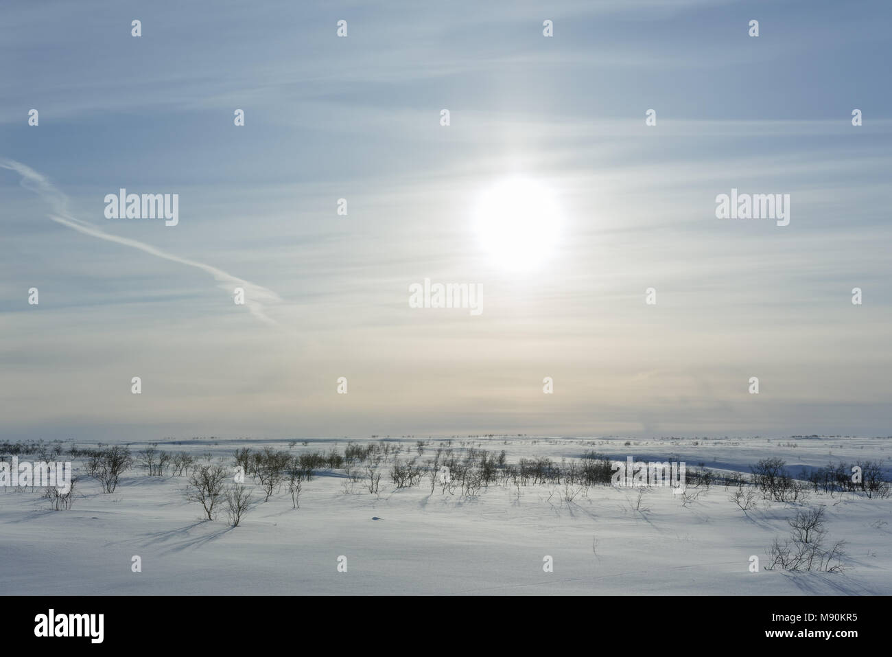 Il sole dietro le nuvole presso la cima della montagna al di fuori di Alta in Finnmark, Norvegia. Foto Stock
