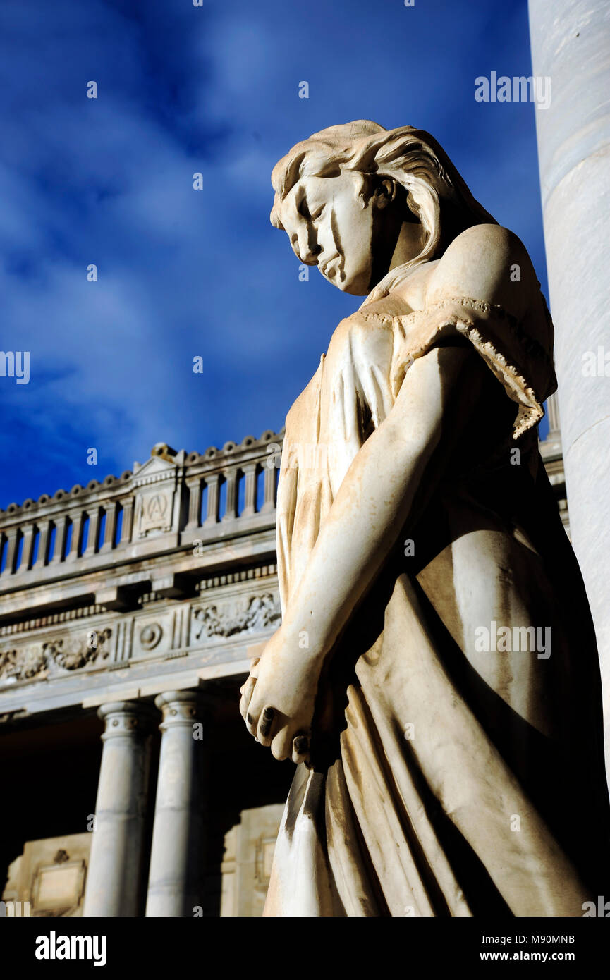 BOLOGNA, Italia- dicembre 10,2017: antica statua di una donna orante all'interno del cimitero monumentale della Certosa di Bologna. Il cimitero pubblico era esta Foto Stock