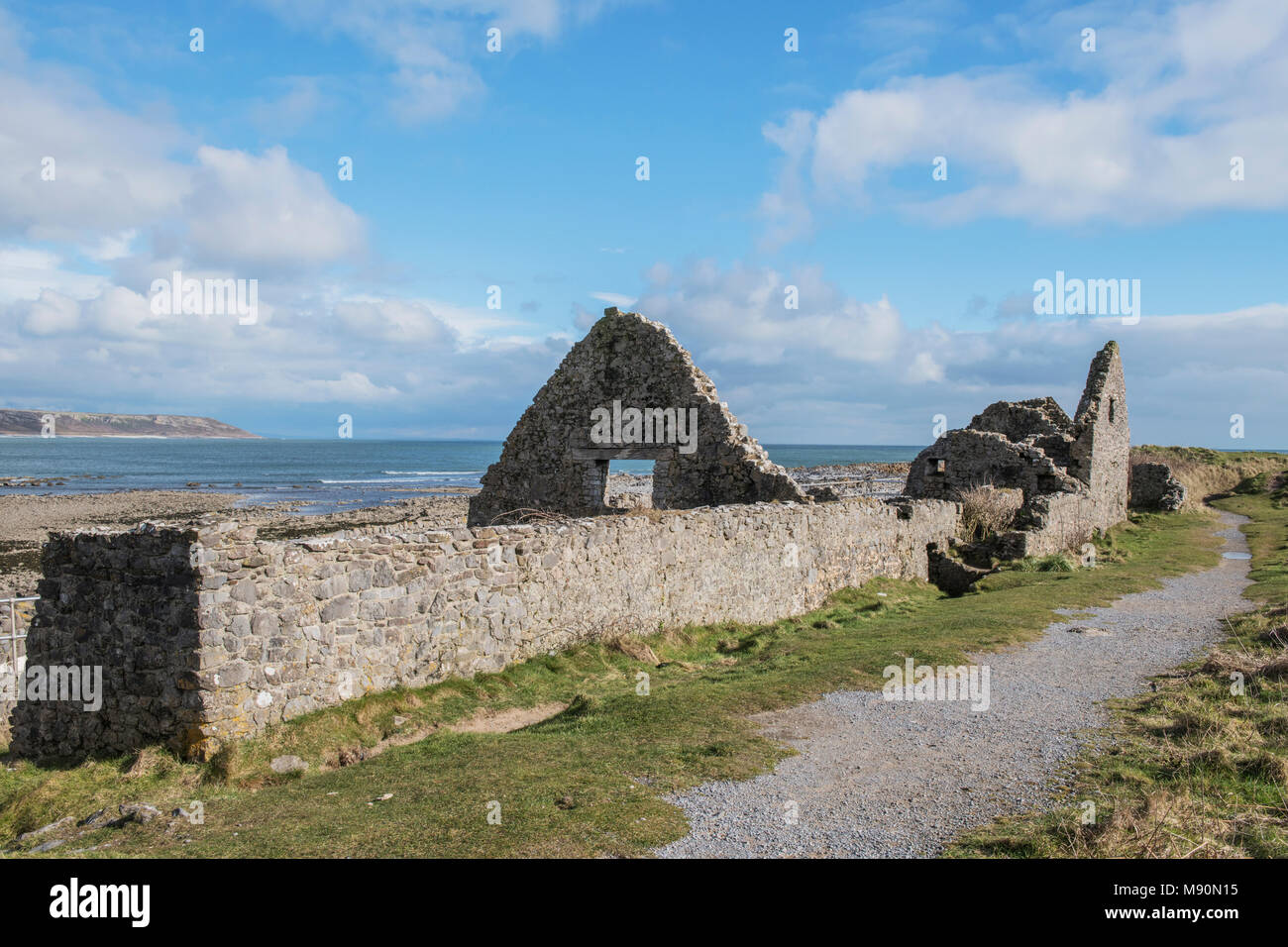 Le rovine delle case di sale a Port Eynon Penisola di Gower Galles del Sud Foto Stock