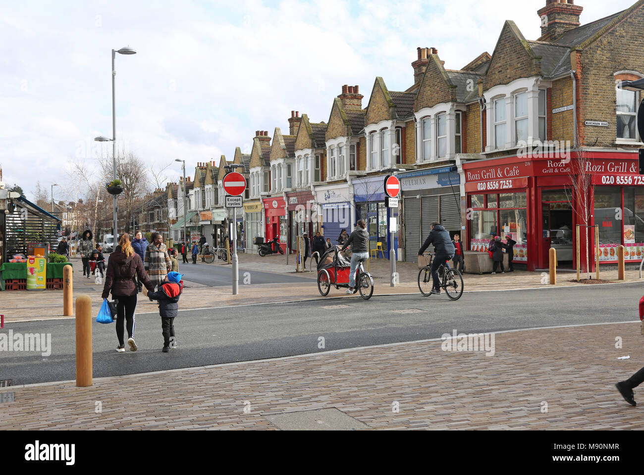 Francesco Road, Wathamstow, Londra. Una nuova strada pedonale. Restrizioni del veicolo installato come parte del nuovo ciclo-friendly Mini-Holland regime. Foto Stock