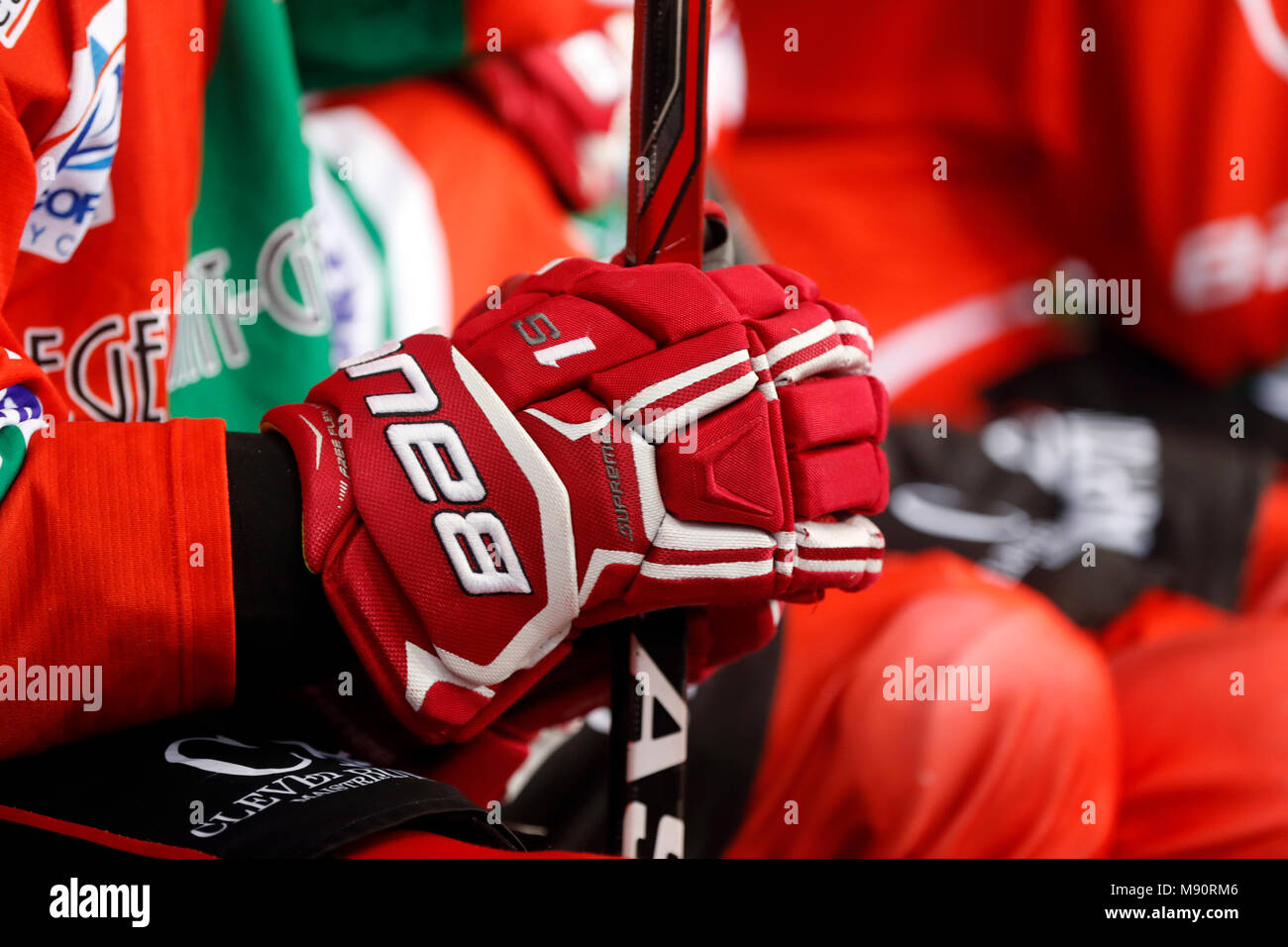 Hockey su ghiaccio corrispondono. Squadra di hockey. I guanti. Foto Stock