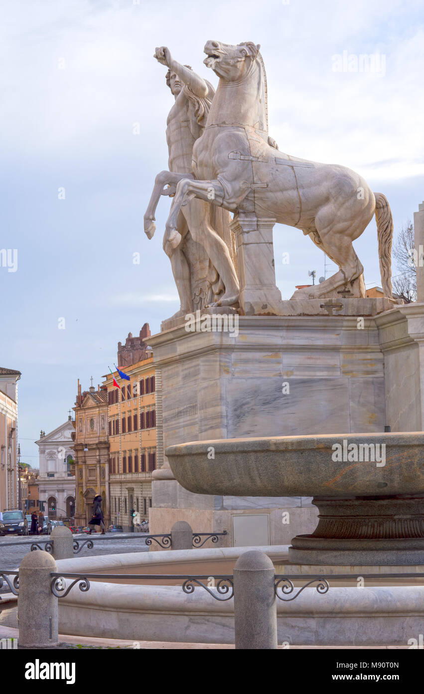Dioscuri fontana vicino palazzo del Quirinale a Roma, Italia Foto Stock