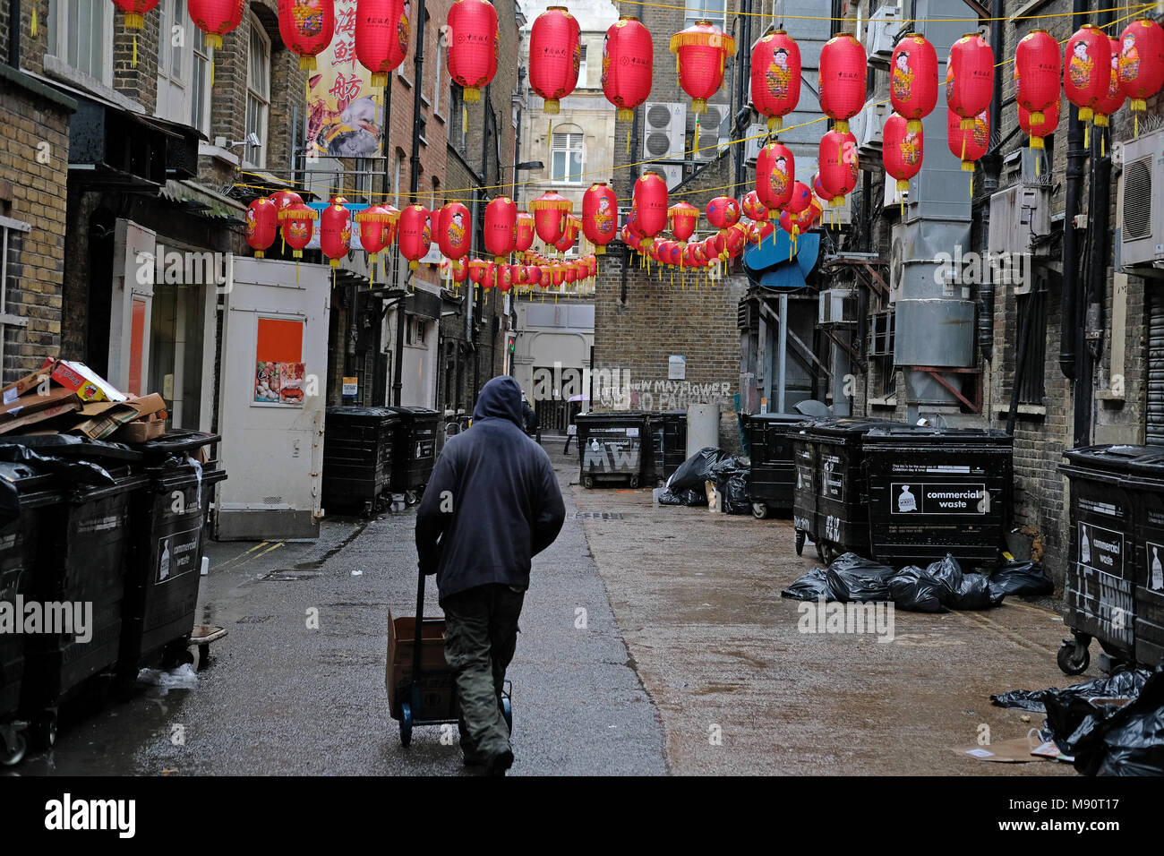 La consegna nelle stradine di Chinatown a Londra Foto Stock