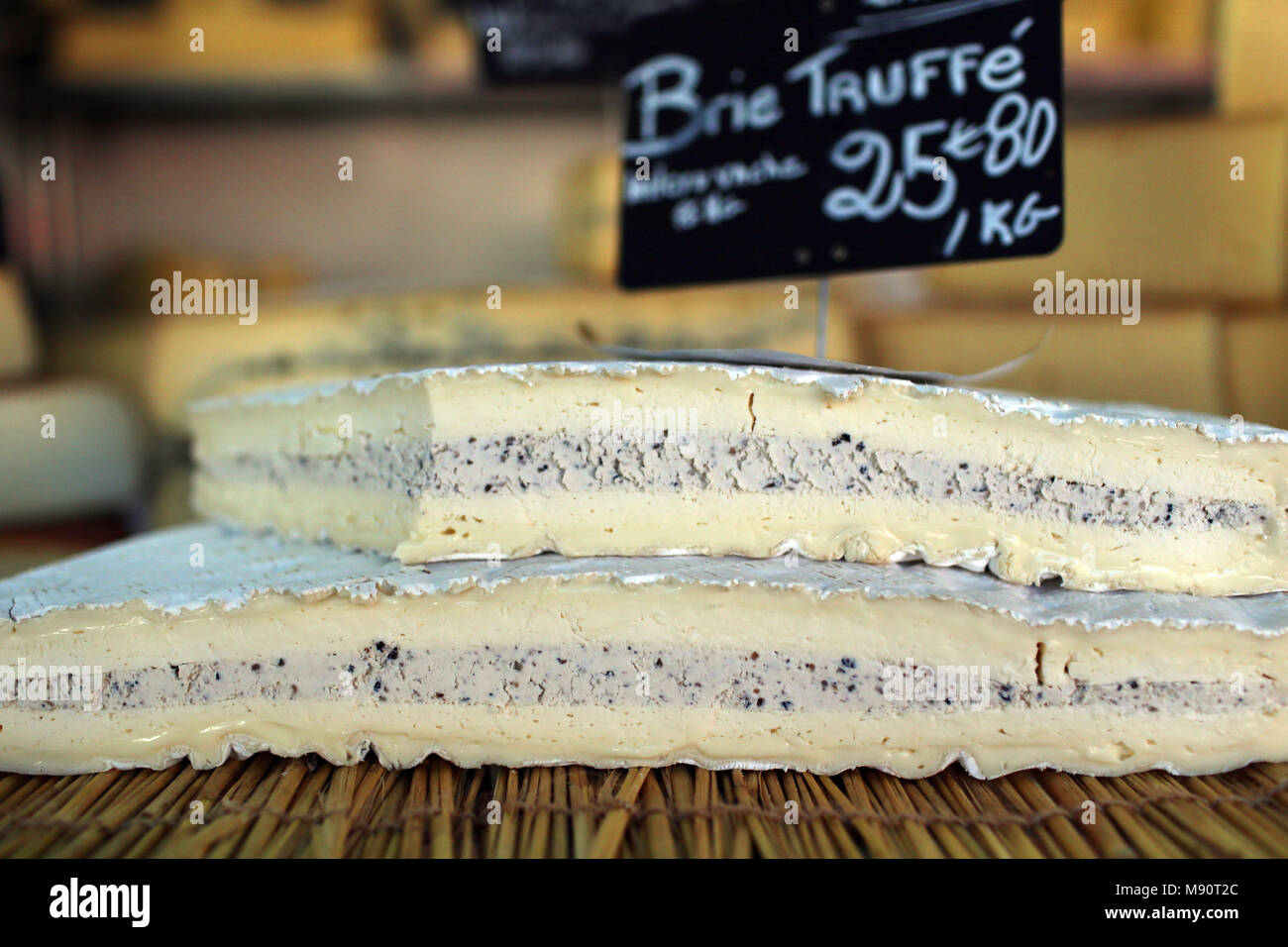 Formaggio Brie tartufo per la vendita sul mercato in stallo. Foto Stock