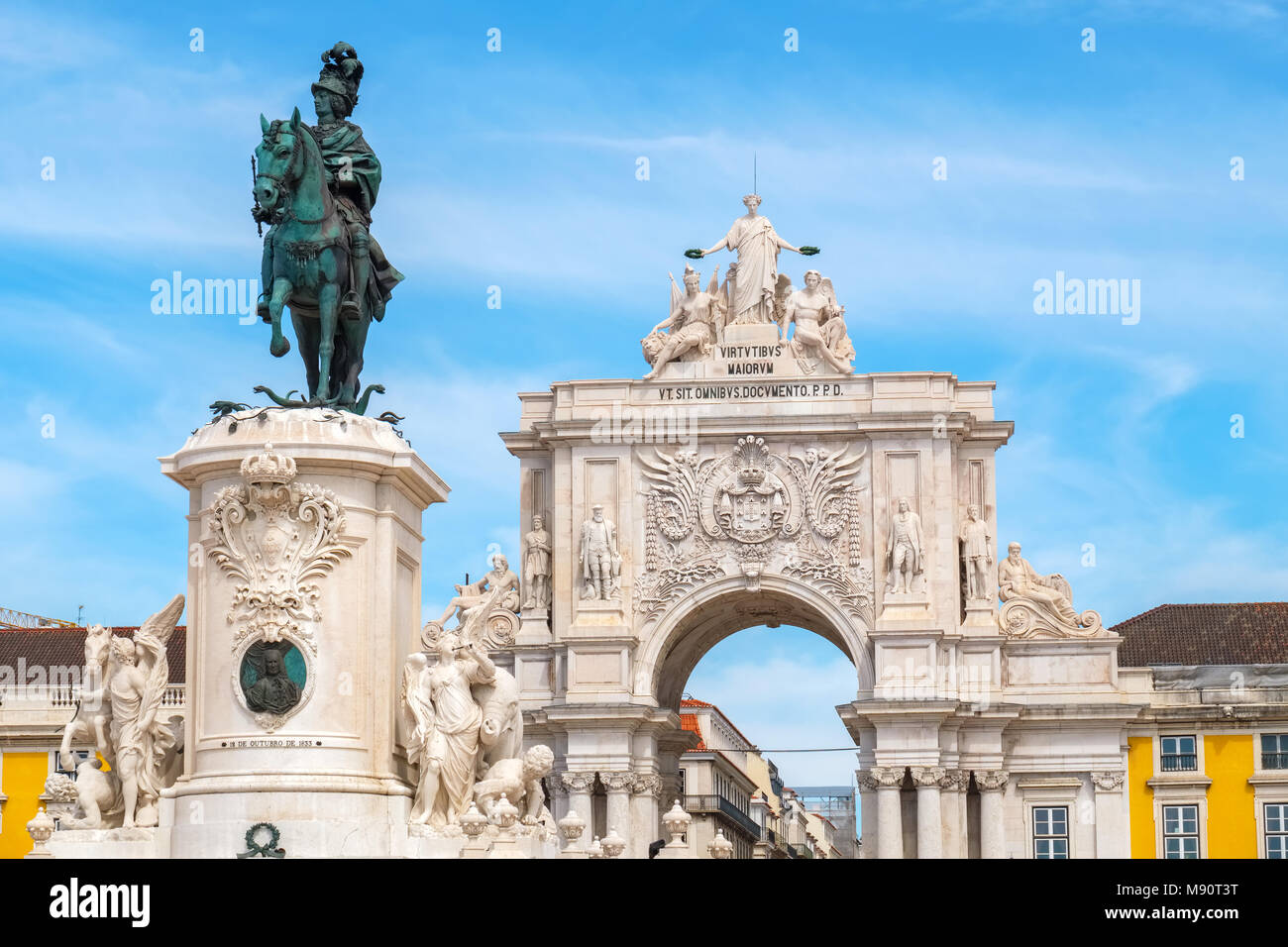 La Rua Augusta arco sulla piazza del Commercio (Praca do Comercio) con la statua del re Jose I. Lisbona, Portogallo Foto Stock