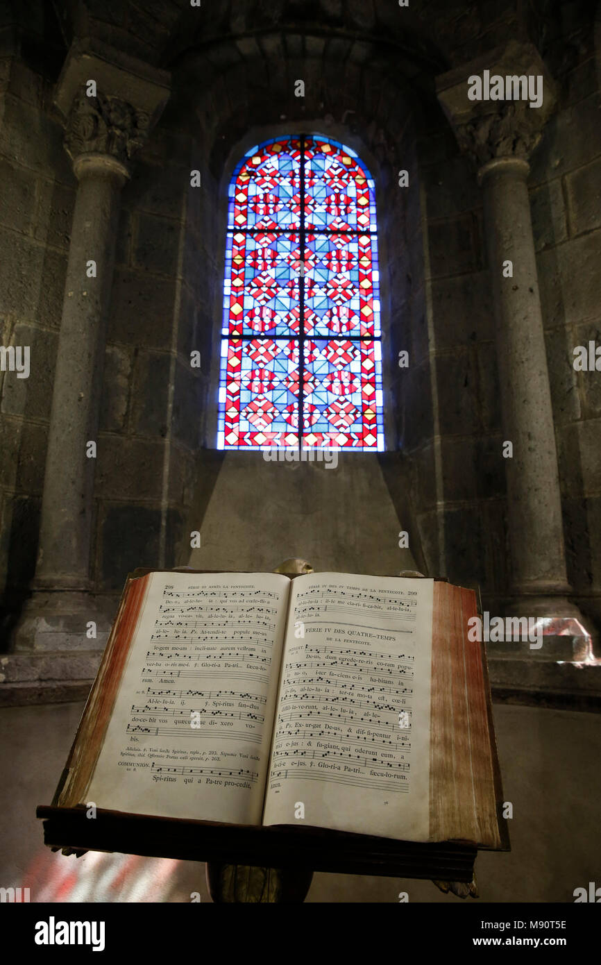 Notre Dame d'Orcival basilica, Orcival, Francia. Foto Stock