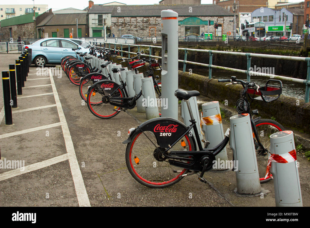 Il popolare Coke Zero noleggio bike stand su Padre Mathew Quay nella città di Cork in Irlanda Foto Stock