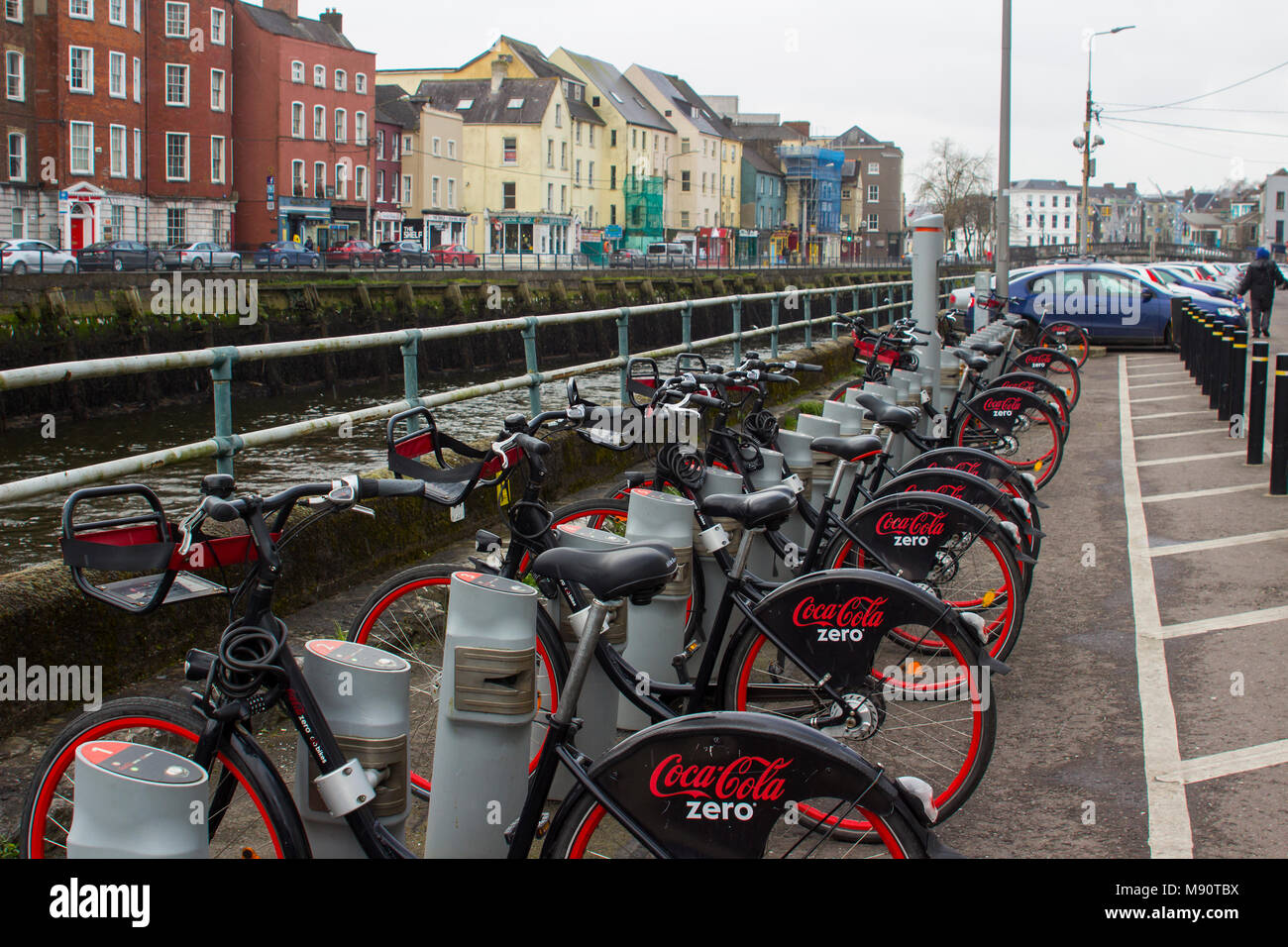 Il popolare Coke Zero noleggio bike stand su Padre Mathew Quay nella città di Cork in Irlanda Foto Stock