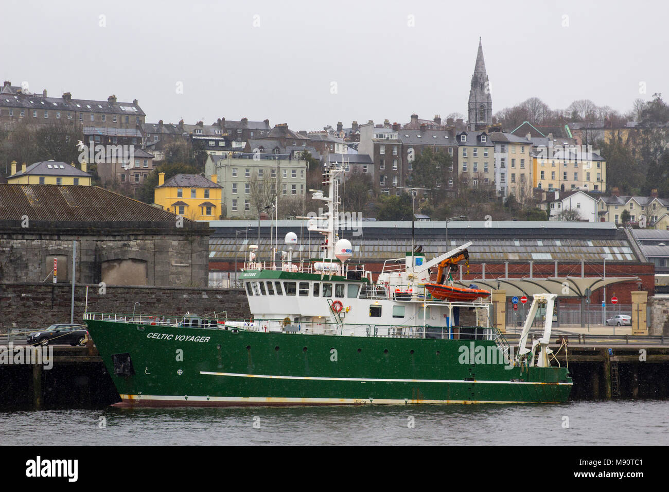18 marzo 2018 la città di Cork Harbour Irlanda del Marine Institute nave di ricerca Celtic Voyager sul suo posto di ormeggio durante un tardo inverno tempesta di neve Foto Stock