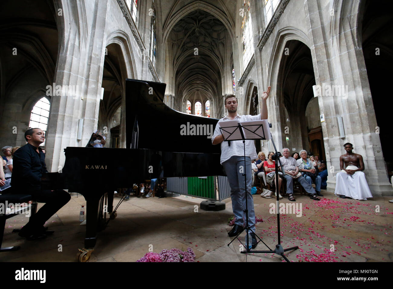 Concerto e sufi la poesia lettura nella chiesa Saint-Merry, Parigi. Foto Stock