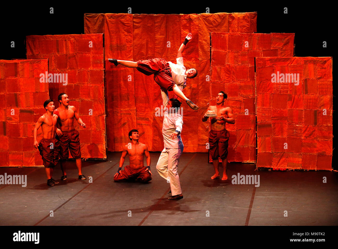 Influenza mostrano da Phare Ponleu Selpak circus cambogiano in Meudon, Francia. Foto Stock