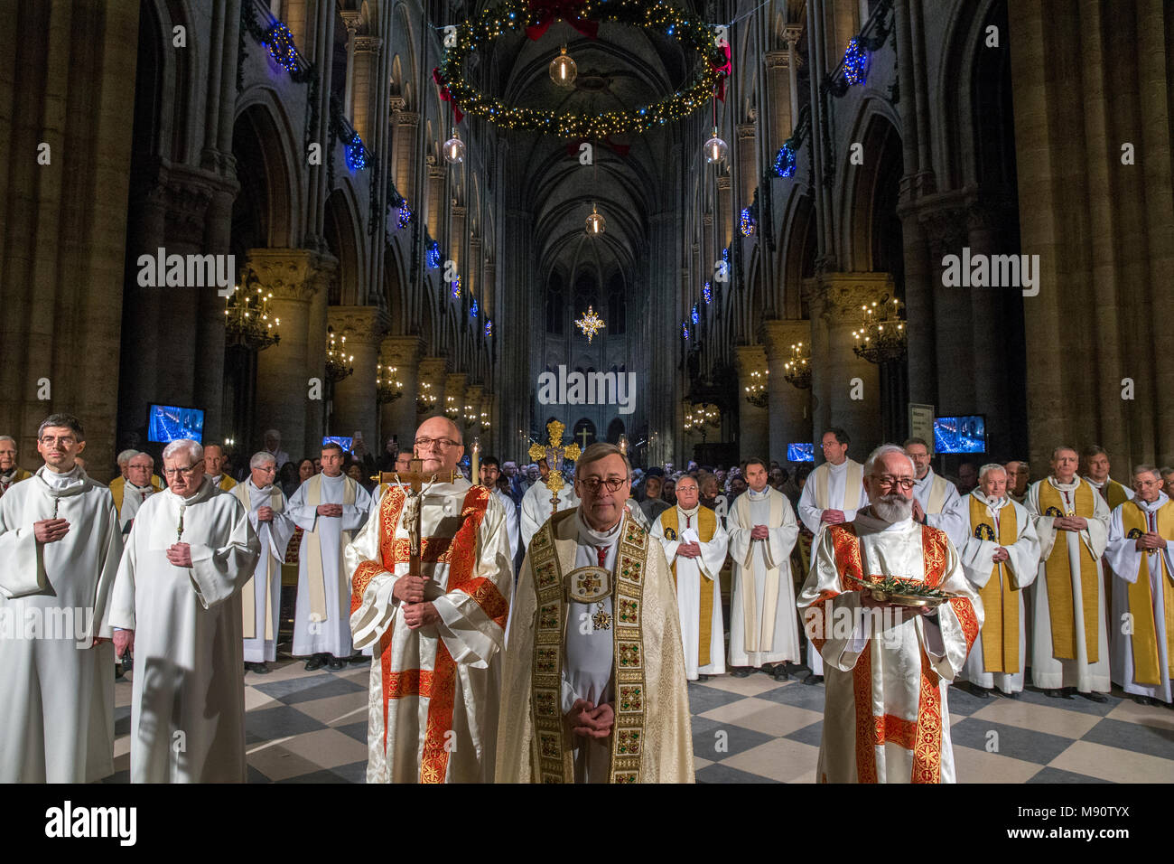 Parigi, Francia. In attesa che il nuovo Arcivescovo di Parigi presso la cattedrale di Notre Dame. Foto Stock