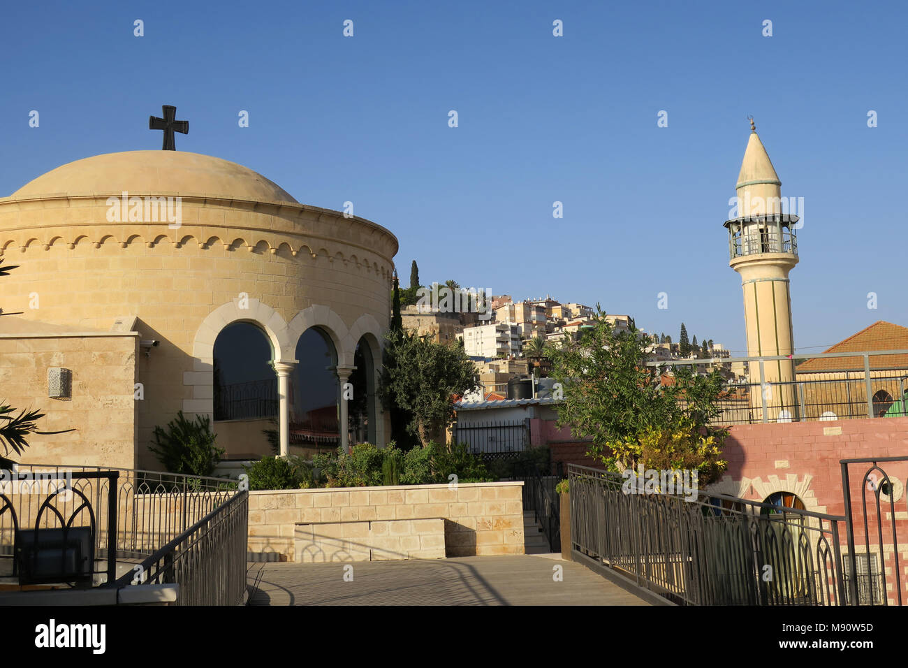 Chiesa accanto a un minareto a Nazaret Israele mostra la diversità religiosa e la tolleranza Foto Stock