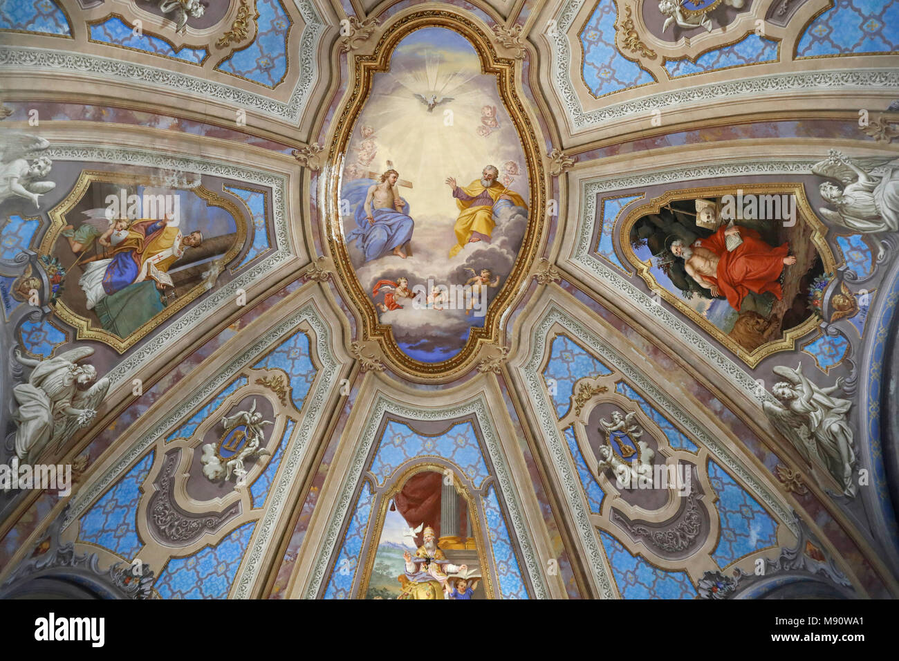 Chiesa Saint-Grat. Soffitto dipinto. La santa Trinità. Il Padre, Gesù e lo Spirito Santo. Valgrisenche. L'Italia. Foto Stock