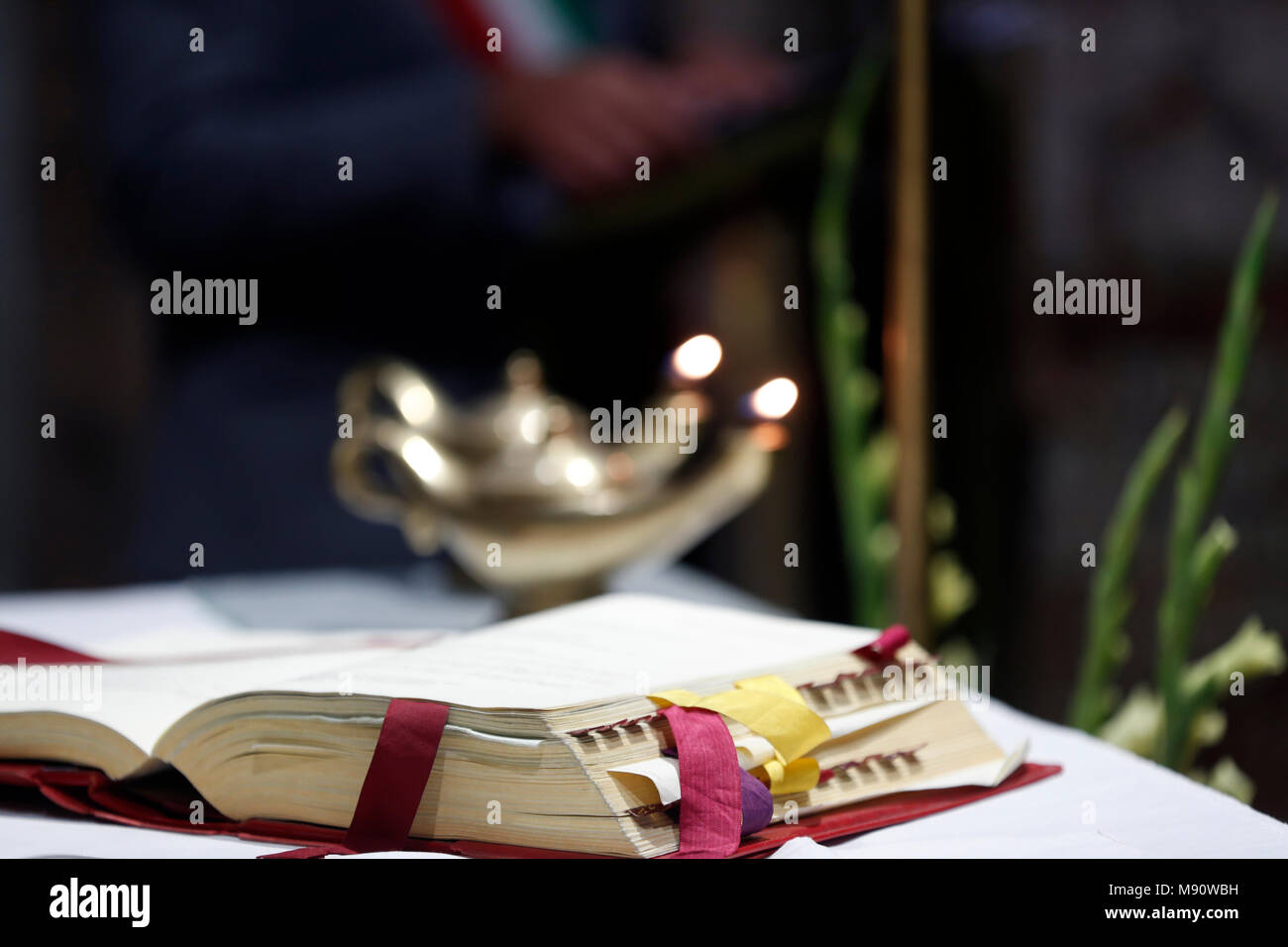 Catholic mass. Aprire la bibbia sull altare. Valgrisenche. L'Italia. Foto Stock