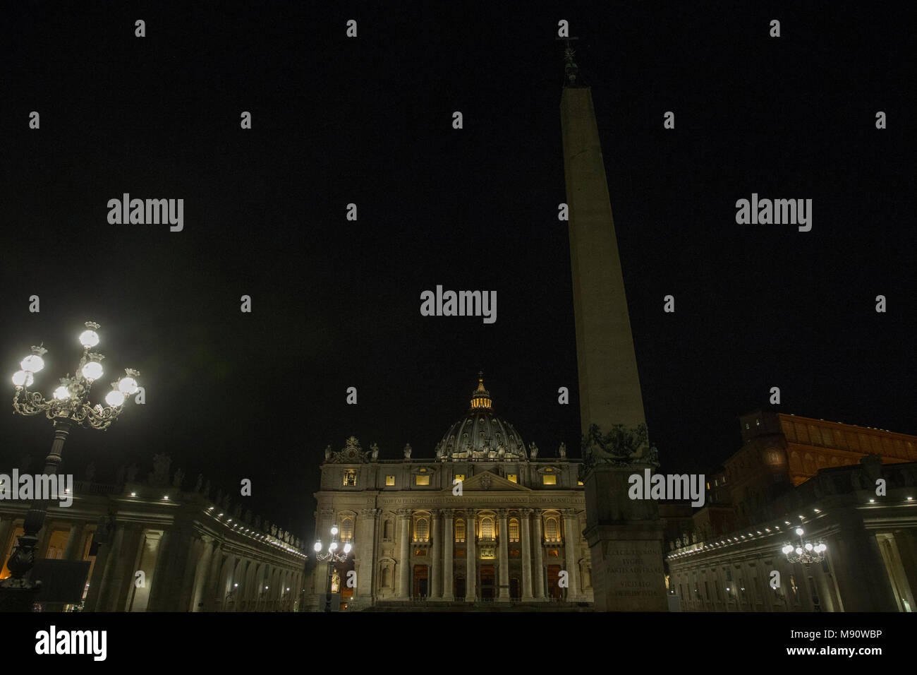 La basilica di san Pietro durante la notte. Roma, Italia. Foto Stock