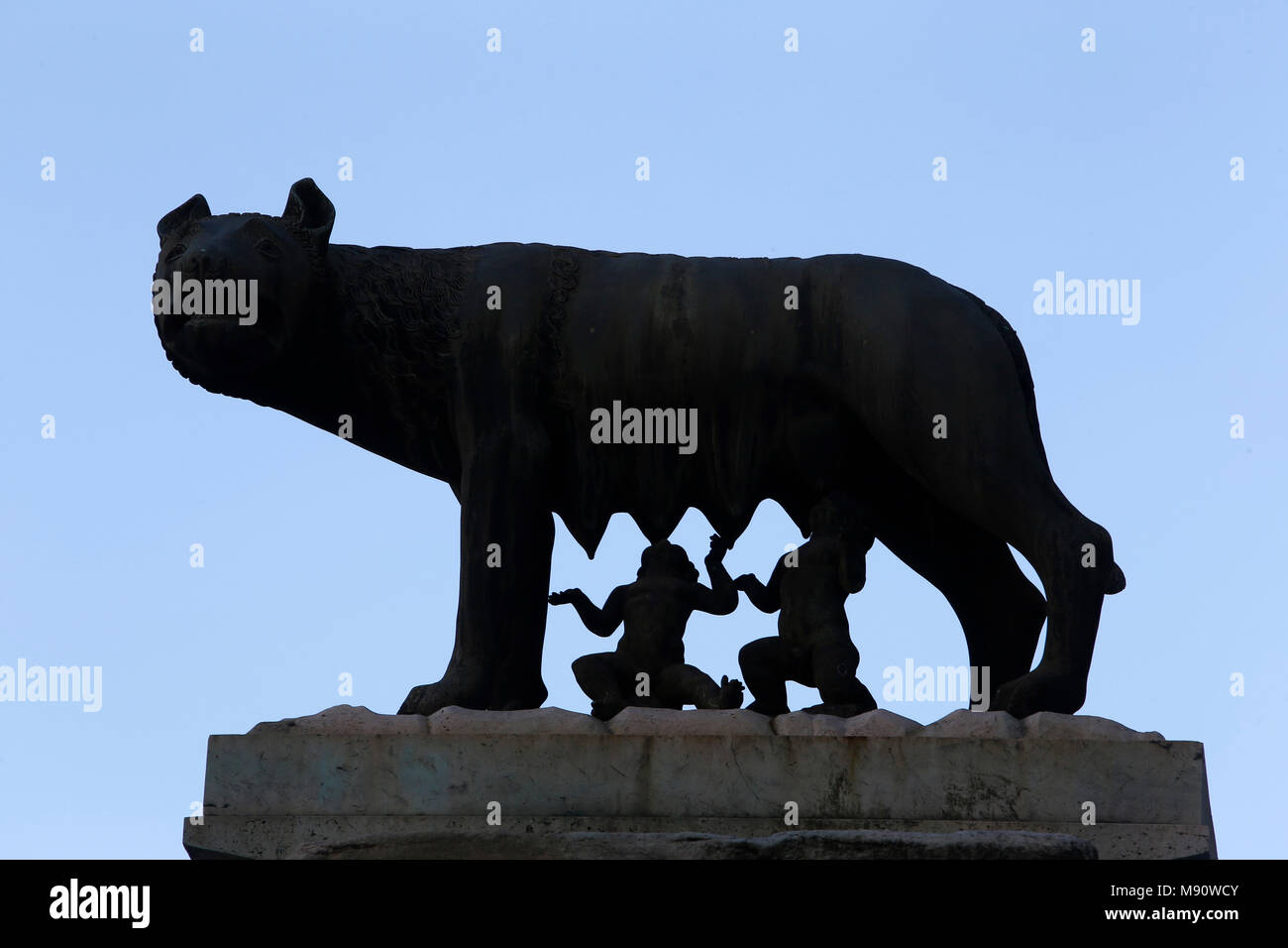 Lupa statua al di fuori del Museo Capitolino, Roma. L'Italia. Foto Stock