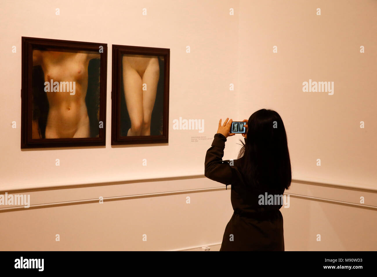 Museo di Arte Moderna di Roma. Visitatore prendendo un telefono cellulare foto. L'Italia. Foto Stock