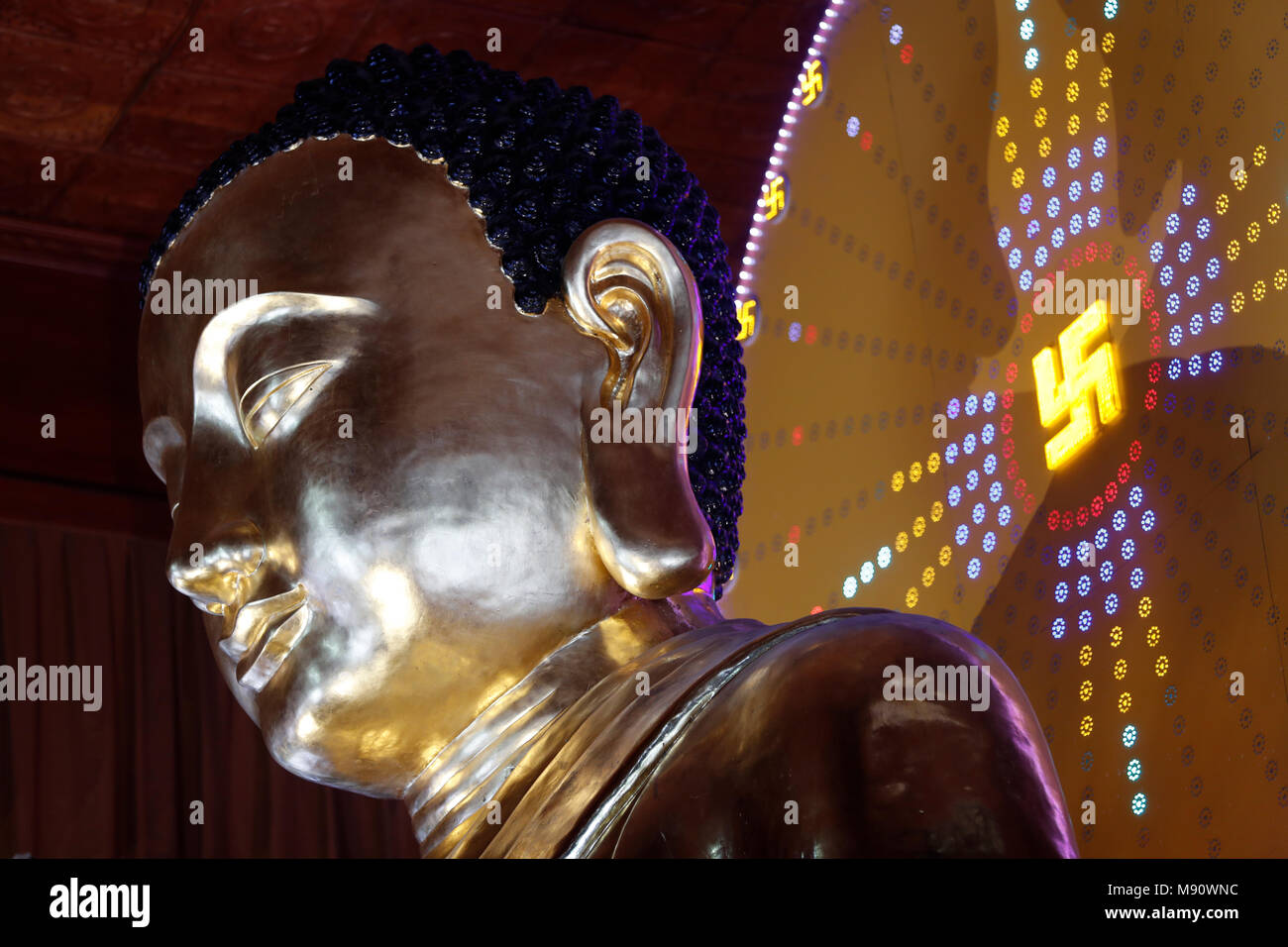 Minh Dang Quang tempio buddista. Golden gigantesca statua del Buddha. Ho Chi Minh city. Il Vietnam. Foto Stock