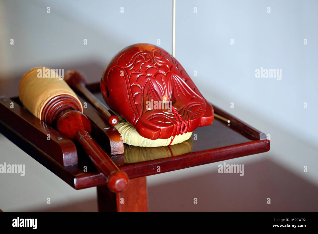 Chua Tu Quang tempio buddista. Pesci di legno (strumento a percussione). Vung Tau. Il Vietnam. Foto Stock