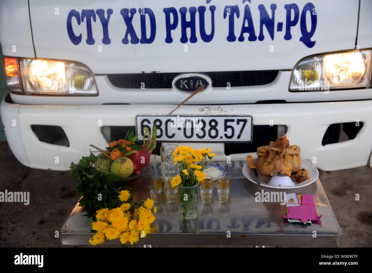 Altare buddista. Offerte nella parte anteriore di un'auto. Phu Quoc. Il Vietnam. Foto Stock