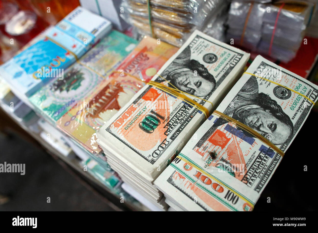 Un negozio di vendita offerte buddista per i templi. L'inferno di banconote e di altre forme di joss carta. Ho Chi Minh City. Il Vietnam. Foto Stock