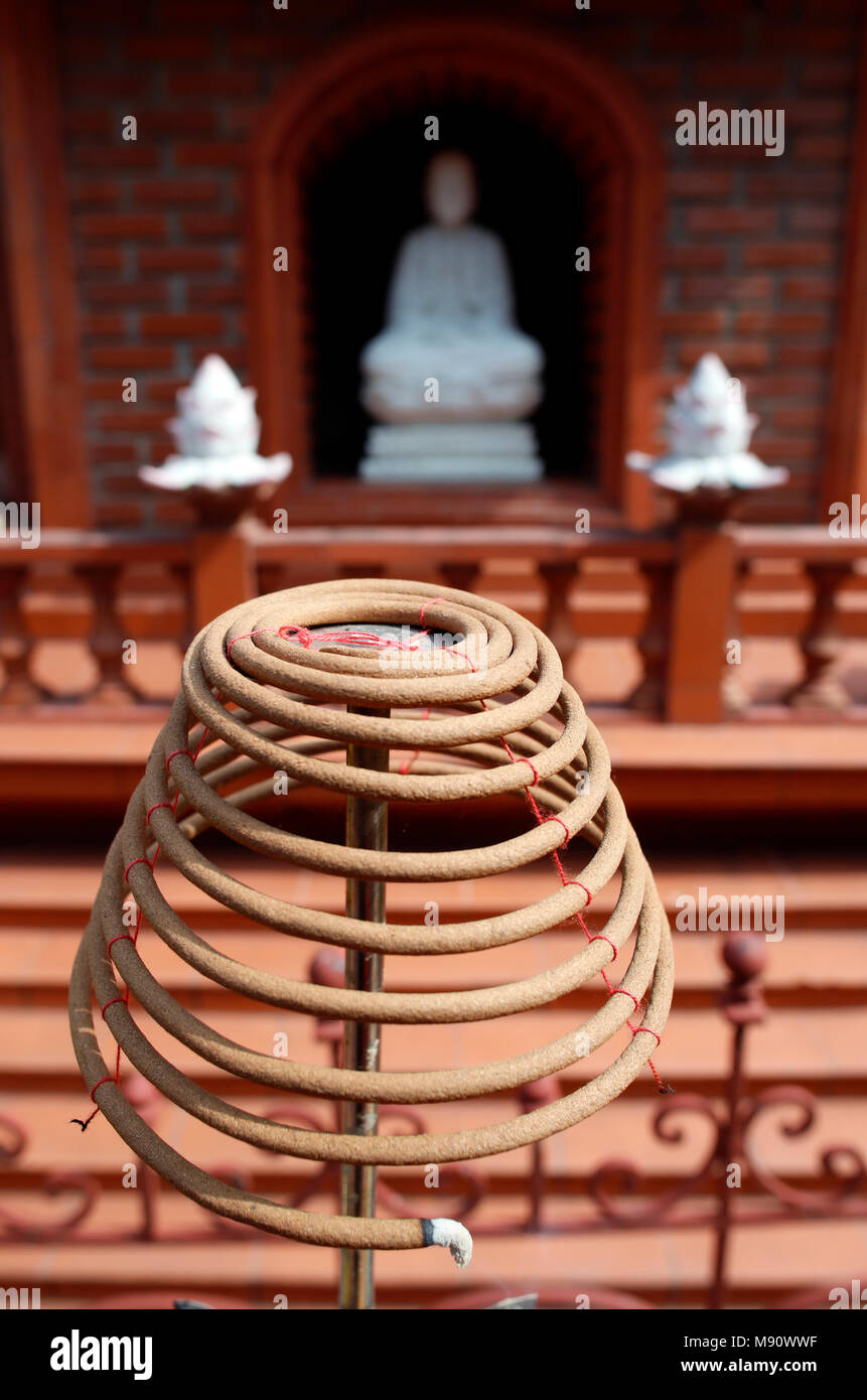 Tran Quoc Pagoda (Chua Tran Quoc), a forma di spirale incenso Stick. Hanoi. Il Vietnam. Foto Stock