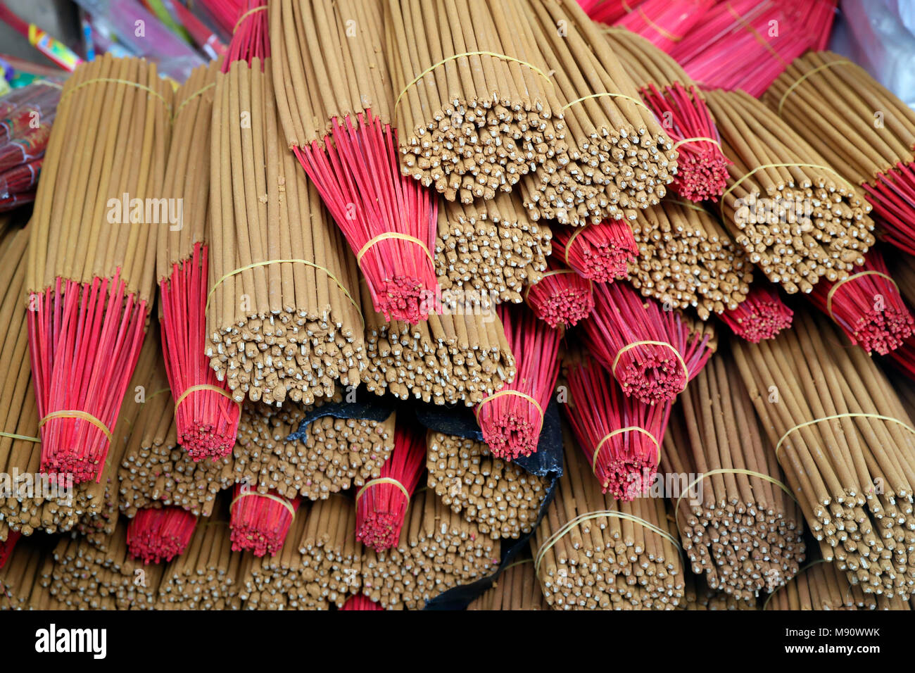 Bastoncini di incenso per cerimonia buddista. Lang Son. Il Vietnam. Foto Stock