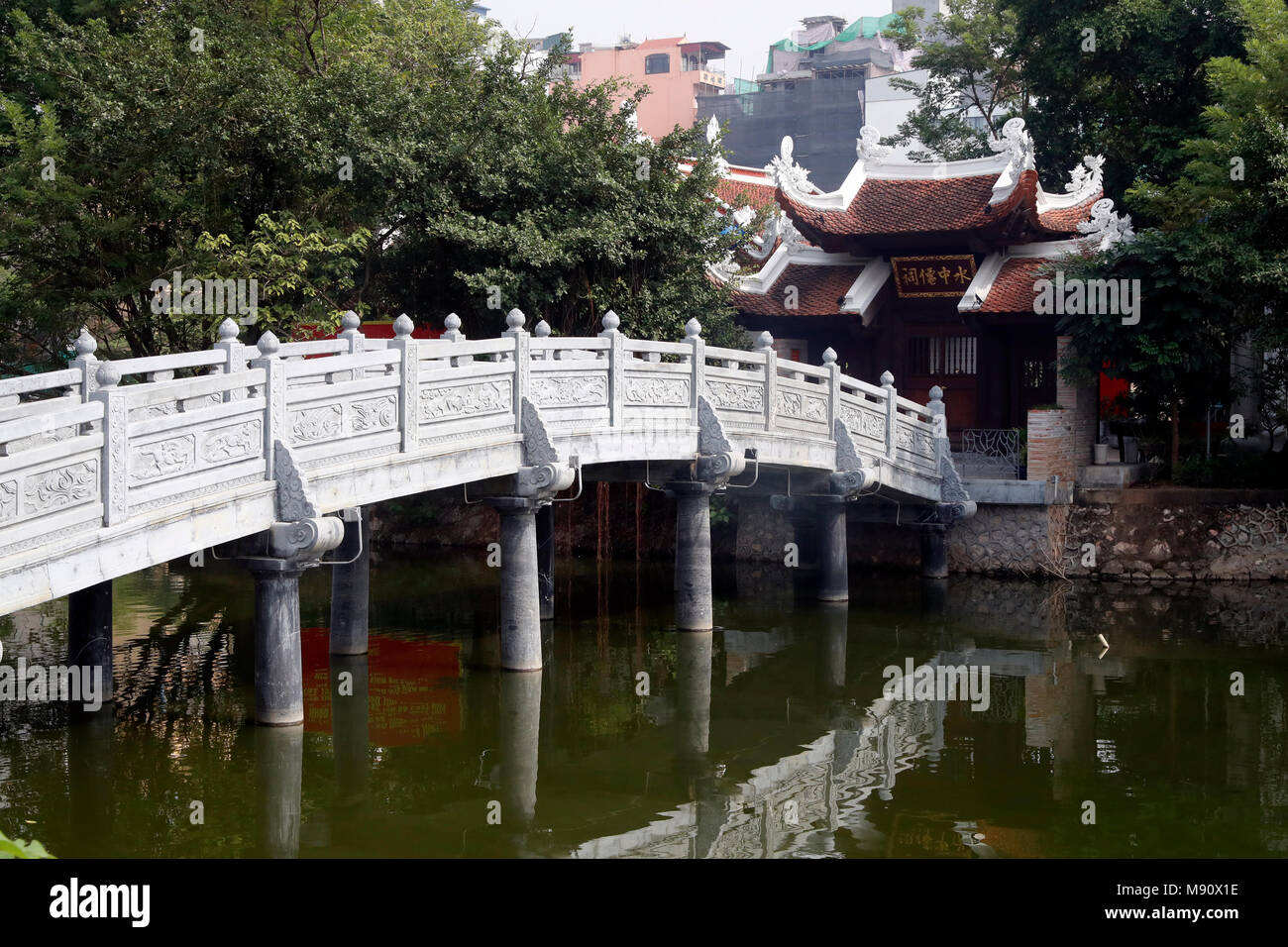 Thuy Trung Tien tempio Cinese. Il ponte di pietra. Hanoi. Il Vietnam. Foto Stock