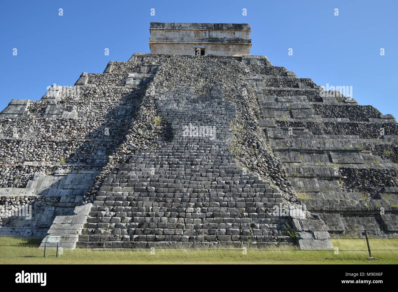 Il lato sud di El Castillo a Chichen Itza, Messico Foto Stock
