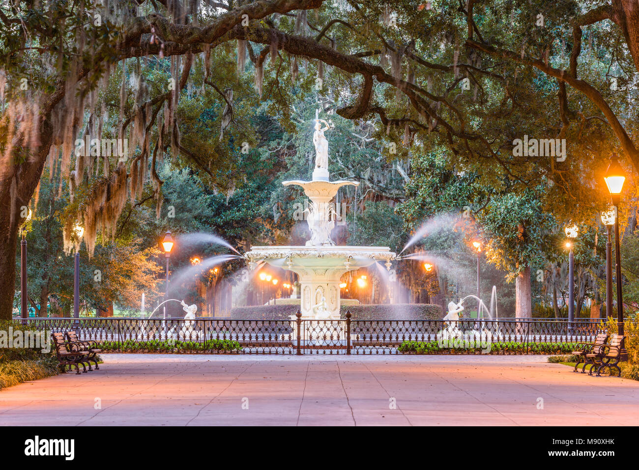 Forsyth park, Savannah, Georgia, Stati Uniti d'America fontana all'alba. Foto Stock