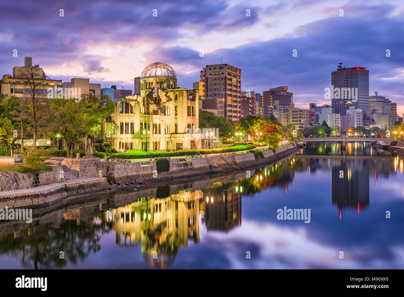 Hiroshima, Giappone skyline della citta' al tramonto con la cupola atomica. Foto Stock