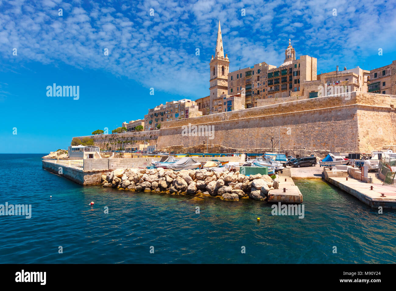 La Valletta Skyline in giornata soleggiata, Malta Foto Stock