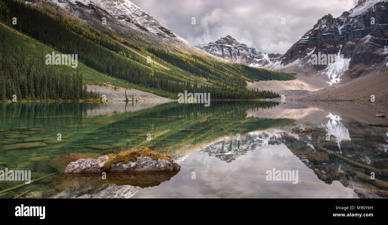 Bella montagna riflessioni in basso Lago di consolazione nelle Montagne Rocciose Canadesi, il Parco Nazionale di Banff, Alberta, Canada. In autunno (settembre) 2017. Foto Stock