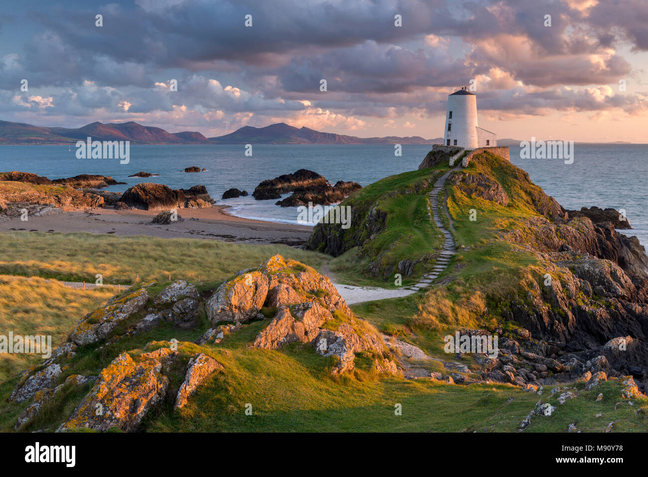 Twr Mawr ligthouse sull isola di Llanddwyn al tramonto, Anglesey, Galles del Nord. In autunno (settembre) 2017. Foto Stock