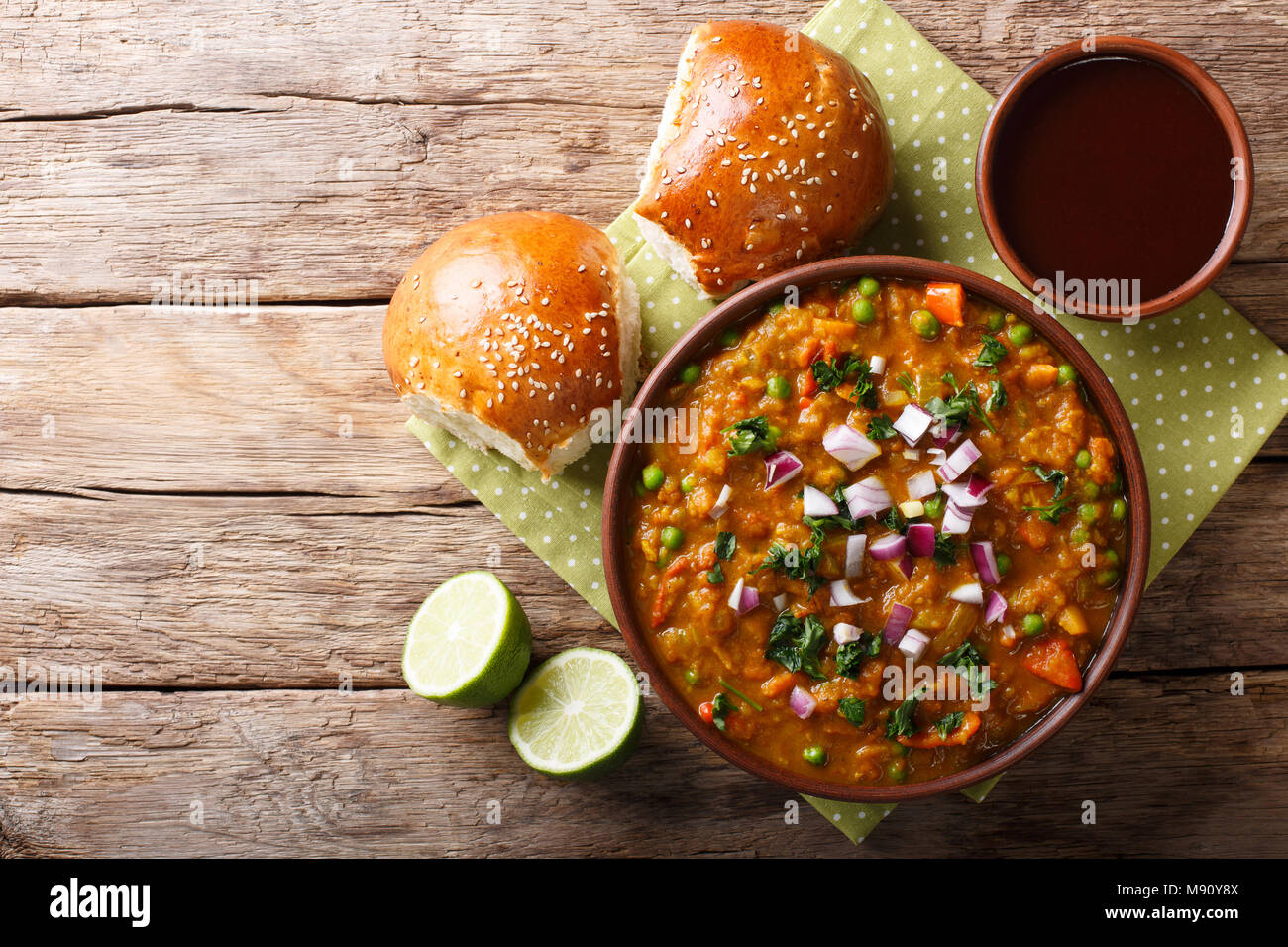 Indian Mumbai cibo Pav bhaji dalle verdure con pane di close-up in una ciotola sul tavolo. parte superiore orizzontale vista da sopra Foto Stock