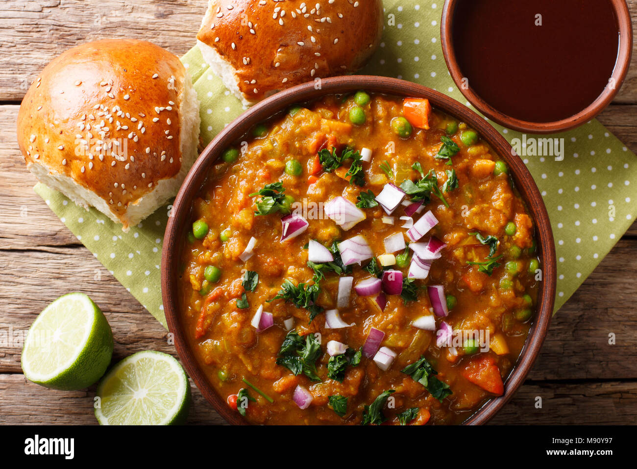 Indian street food Pav bhaji verdure close-up in una ciotola sul tavolo. Parte superiore orizzontale vista da sopra Foto Stock