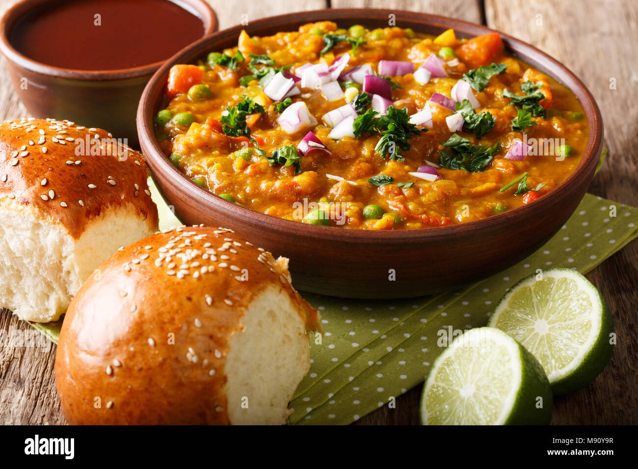 Pav bhaji - famoso Indian street food close-up in una ciotola sul tavolo. Posizione orizzontale Foto Stock