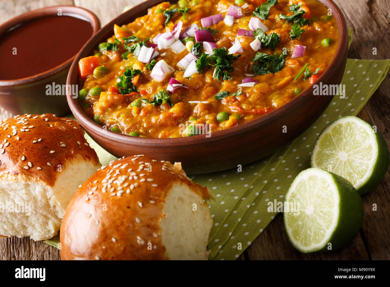 Pav Bhaji speziato indiano il fast food con pane Paav close-up in una ciotola sul tavolo. Posizione orizzontale Foto Stock