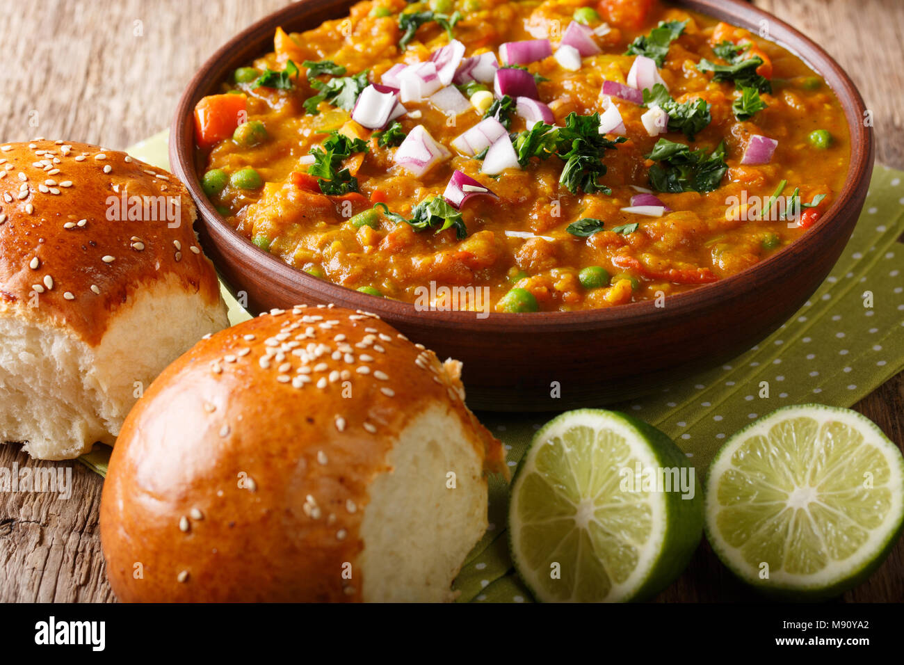 Pav Bhaji è un fast food piatto da India, spessa e piccante curry vegetale, fritti e serviti con un morbido pane Bun Paav sul tavolo orizzontale. Foto Stock