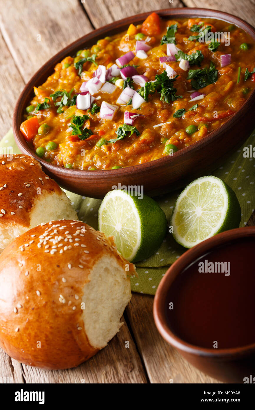Indian street food Pav bhaji verdure close-up in una ciotola sul piano verticale. Foto Stock