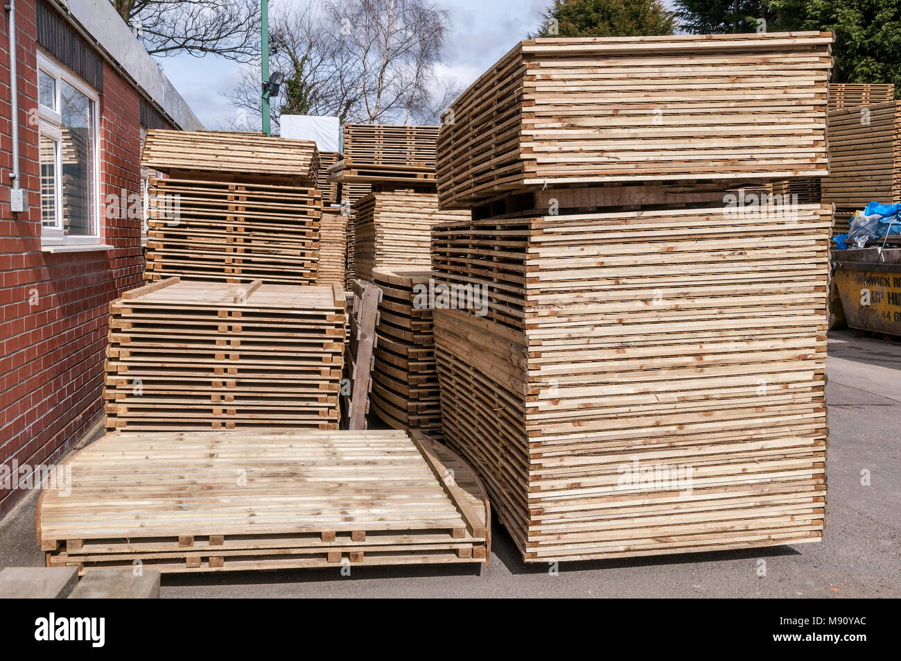 Pali di recinzione in legno. Foto Stock