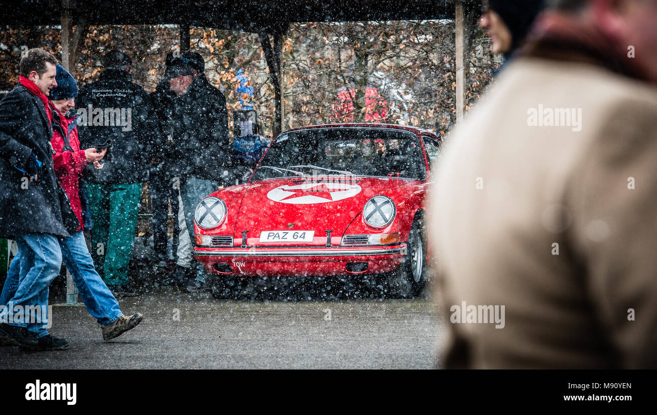 Un incantevole 1964 Porsche 901 nasconde sotto il coperchio dalla neve nel paddock di Goodwood Assemblea dei Soci 76 a Goodwood circuito motore Foto Stock