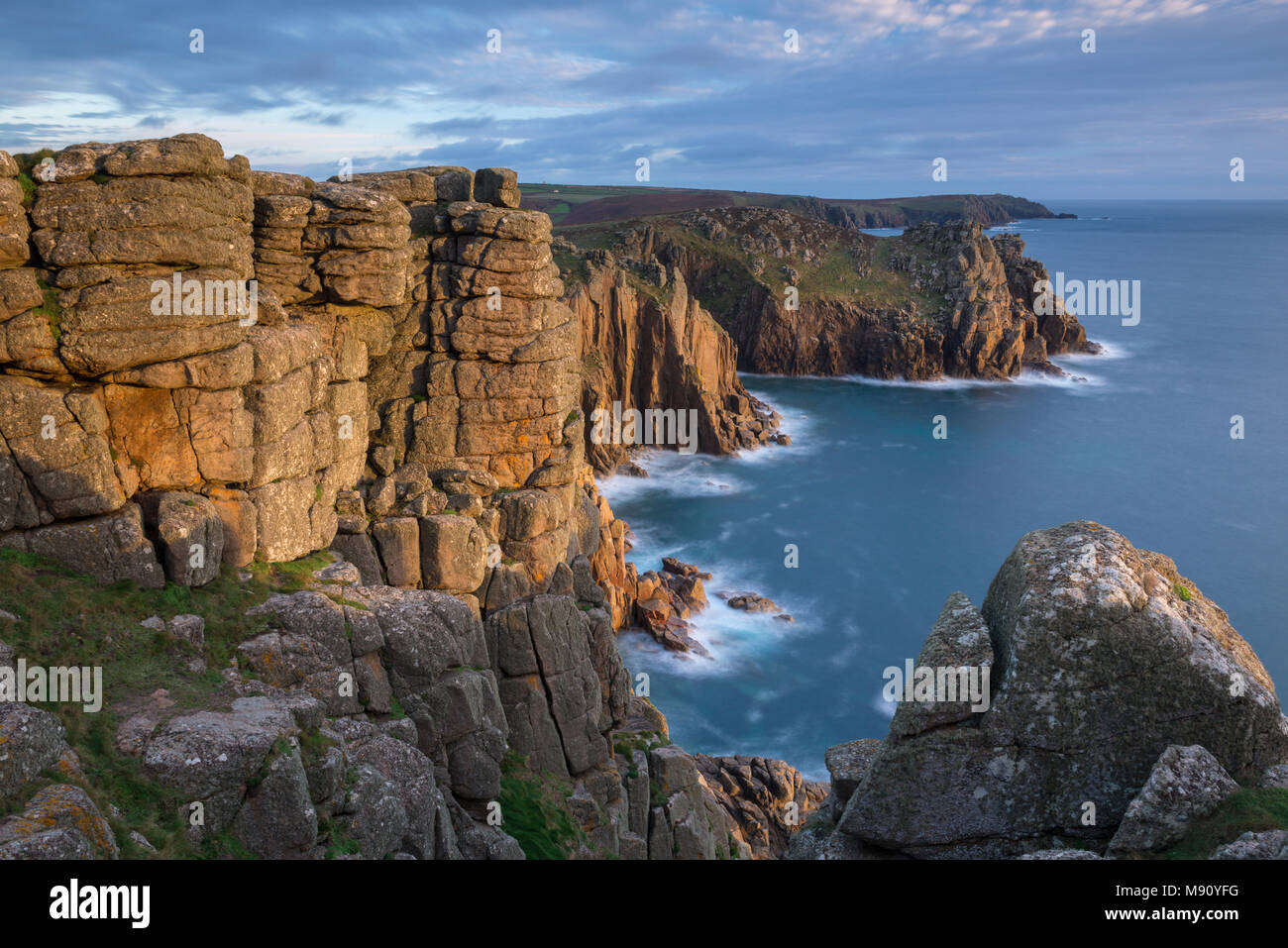 Drammatiche scogliere di granito a Pordenack Punto vicino Land's End, Cornwall, Inghilterra. In autunno (Novembre) 2017. Foto Stock