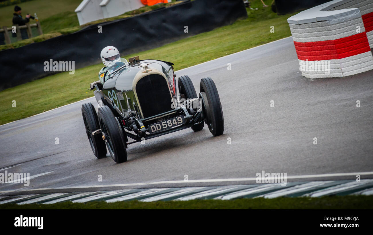 Ewen Getley nella sua 1924 4.5Ltr Bentley nel rafforzare la tazza durante il 2018 Goodwood Assemblea dei Soci 76MM Foto Stock