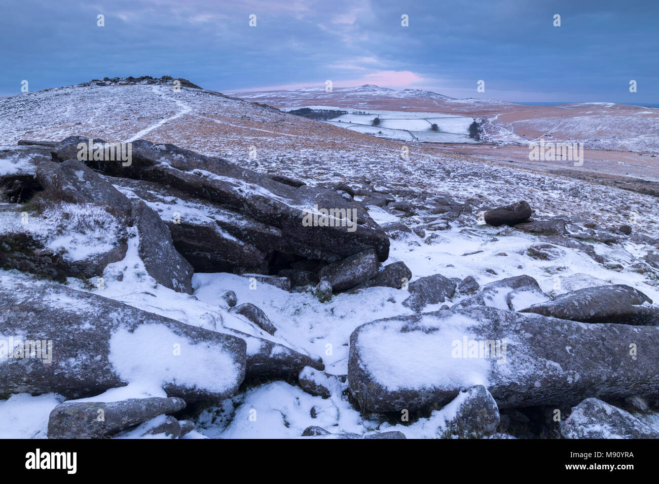 Neve spolverato paesaggio di brughiera a Belstone Tor, Parco Nazionale di Dartmoor, Devon, Inghilterra. Inverno (dicembre) 2017. Foto Stock