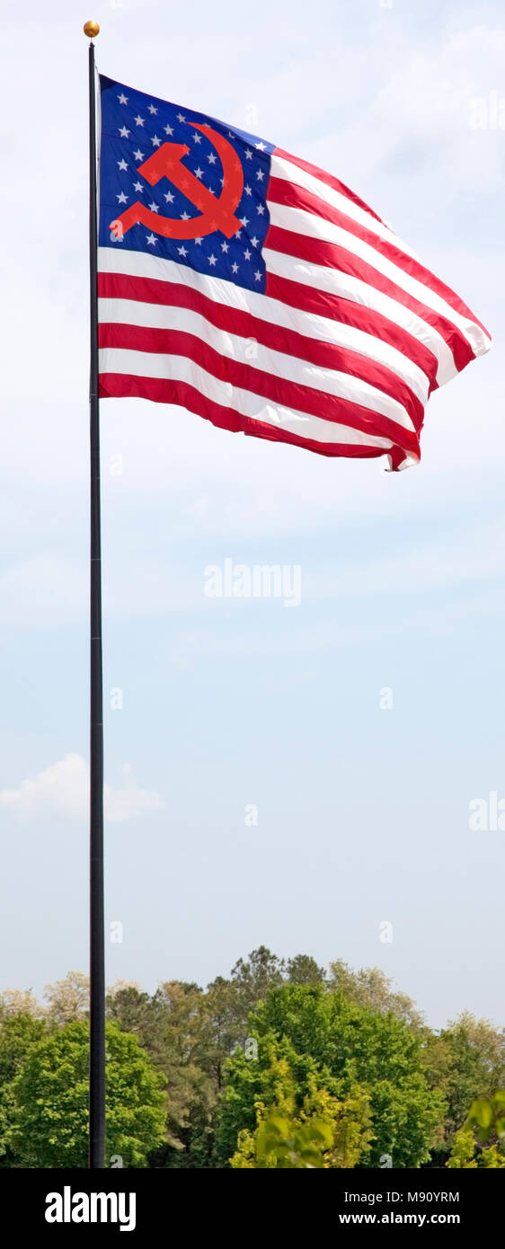 Russo simbolico falce e martello sovrapposta a Stati Uniti a stelle e strisce bandiera. International sconvolgimenti politici, il caos e l'intrigo. Foto Stock