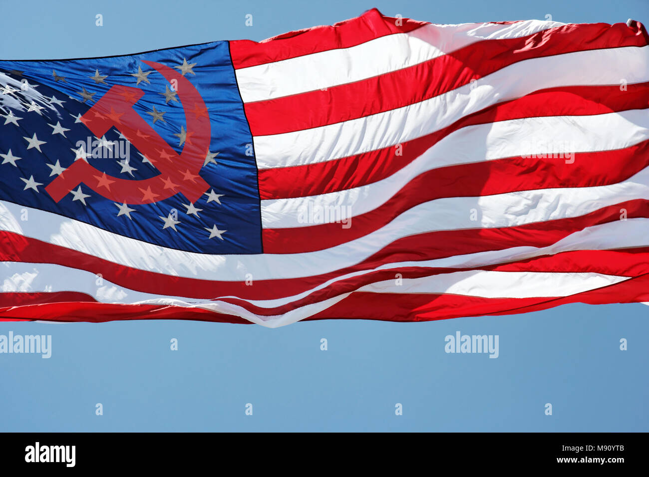 Russo simbolico falce e martello sovrapposta a Stati Uniti a stelle e strisce bandiera. International sconvolgimenti politici, il caos e l'intrigo. Foto Stock