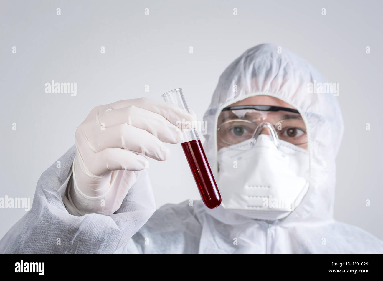 Scienziato detiene provetta con sangue infetto. Concetto di virus Foto Stock